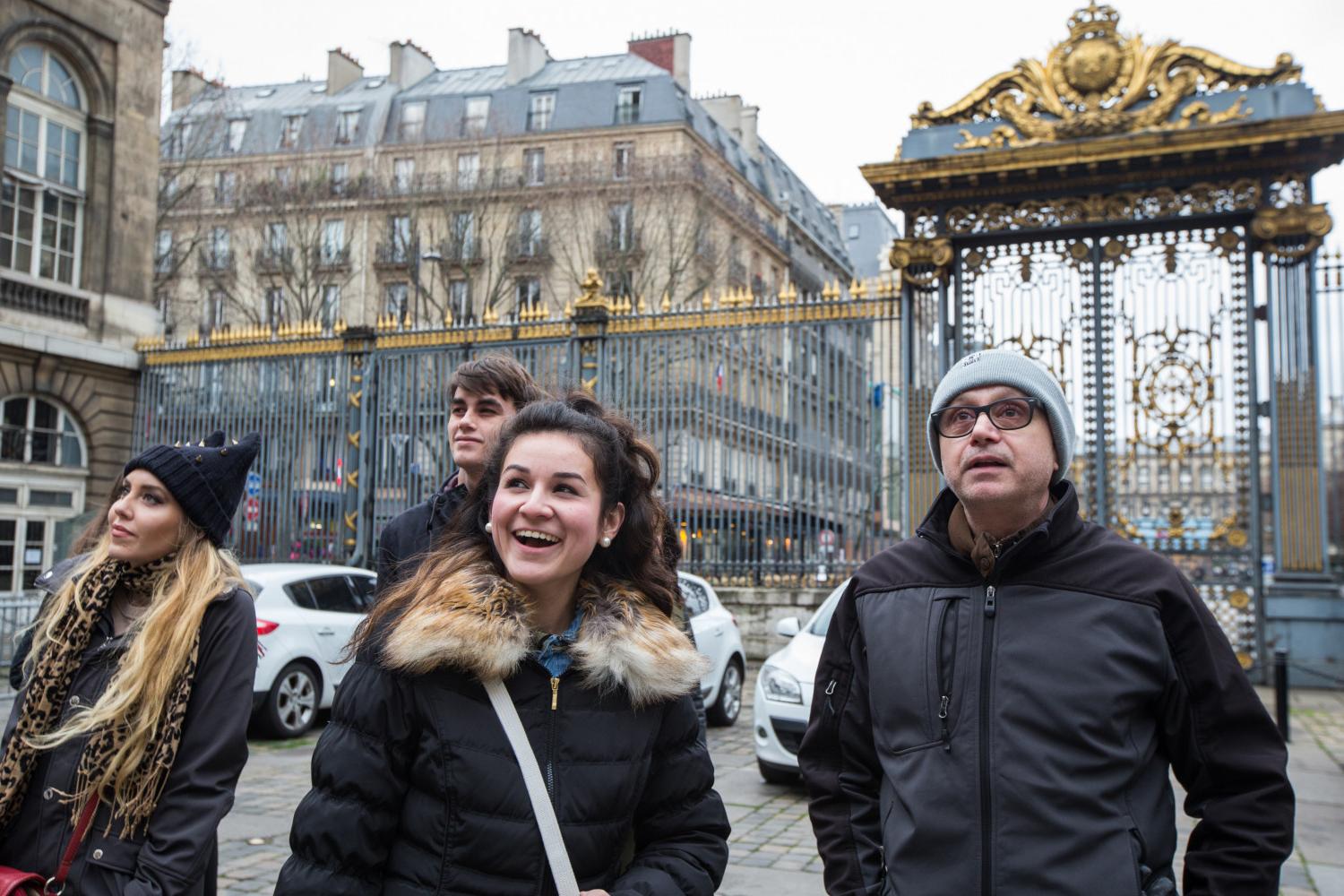 <a href='http://kybt.cuentascorrientes.net/'>BETVLCTOR伟德登录</a> French Professor Pascal Rollet leads students on a study tour in Paris.